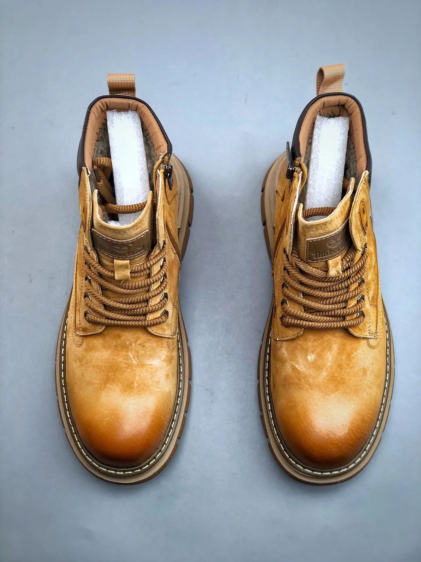 Welfare special price💰480 Timberland Timberland/Timberland new autumn and winter products (plush lining🔥warm and heat-locking) autumn and winter must-have outdoor casual rhubarb boots series #Guangdong Dachang quality original box original packaging fashion trend matching the fabric is made of Italian 🇮🇹 top frosted fine-grained cowhide with anti-odor and anti-corrosion genuine leather latex insoles. The outsole and hardware are all made from raw materials of the original factory. They are the same as the original Goodyear never-opening process. Good products do not kill pigs. The quality of the first order is strictly controlled. Exclusively released on the entire network. There is no doubt about the quality. The whole set of official website unified packaging gives you a perfect wearing experience. The quality is exquisite and durable. A must-have for sportsmen. Specially designed to prevent handsomeness. High-quality and first-class foot feel. Specially used for outdoor cold protection this winter. Daily casual matching. Size: 38 39 40 41 42 43 44 (leather shoe size)